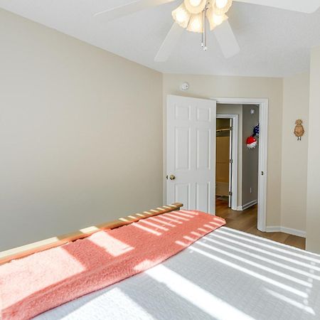 Well-Equipped Emerald Isle Townhome Pets Welcome! Exterior photo